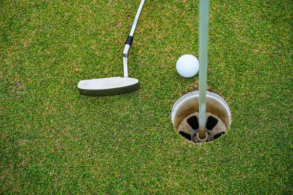 Ovanifrån Golfboll Med Putter Grön Bana Vid Hålet Golfboll Och — Stockfoto