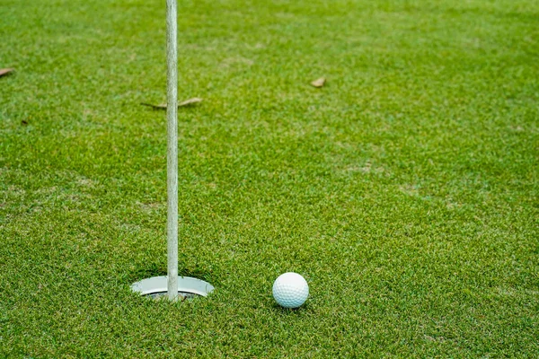 Vue Dessus Une Balle Golf Sur Terrain Vert Trou Balle — Photo