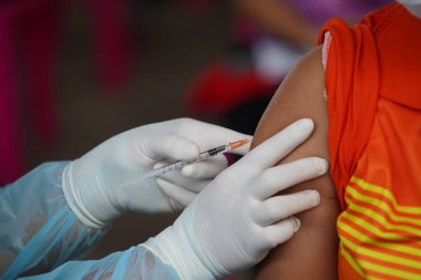 Doktorlar COVID-19 'a karşı bağışıklık kazanmak ve grip salgınını veya COVID-19' u önlemek için aşı yaparlar..                               