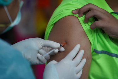 Doktorlar COVID-19 'a karşı bağışıklık kazanmak ve grip salgınını veya COVID-19' u önlemek için aşı yaparlar..                               
