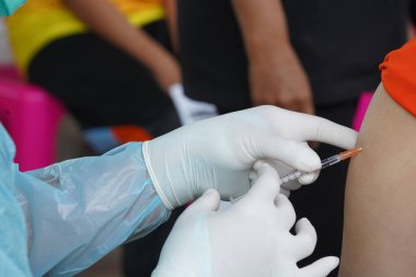 Doktorlar COVID-19 'a karşı bağışıklık kazanmak ve grip salgınını veya COVID-19' u önlemek için aşı yaparlar..                               