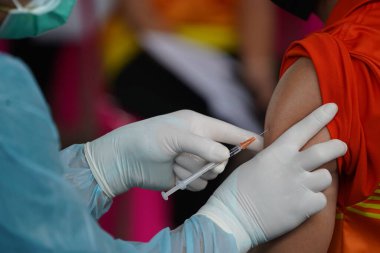 Doktorlar COVID-19 'a karşı bağışıklık kazanmak ve grip salgınını veya COVID-19' u önlemek için aşı yaparlar.                               