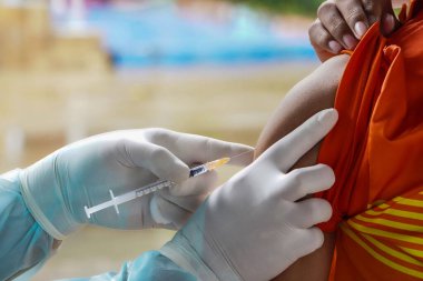 Doktorlar COVID-19 'a karşı bağışıklık kazanmak ve grip salgınını veya COVID-19' u önlemek için aşı yaparlar..         