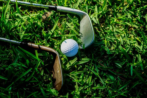 Golf Klubok Labdák Egy Zöld Gyepen Egy Gyönyörű Golfpályán Reggeli — Stock Fotó