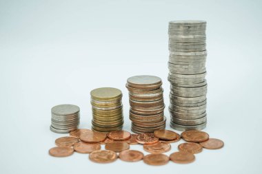 Beyaz arka planda Tayland parası banyosu. Beyaz arka planda Tayland sikkeleri ve para birimleri.                               