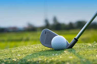 Golf sahasında golf sopalarıyla golf topları ilk kısa devre için hazır. Sabah, güzel güneş ışığıyla..                                