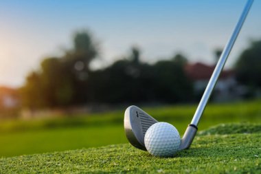 Golf sahasında golf sopalarıyla golf topları ilk kısa devre için hazır. Sabah, güzel güneş ışığıyla..                                