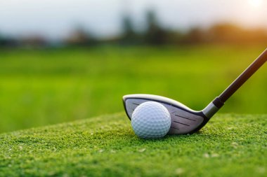 Golf sahasında golf sopalarıyla golf topları ilk kısa devre için hazır. Sabah, güzel güneş ışığıyla..                                