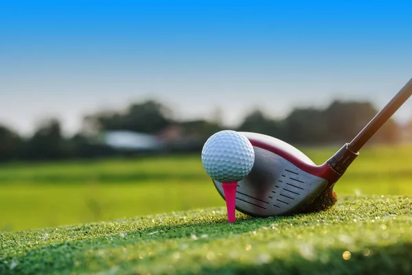 高尔夫球场上的高尔夫球用高尔夫球杆准备高尔夫球 在第一短的时间内 阳光灿烂 — 图库照片