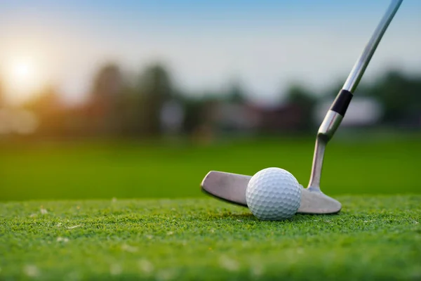 Golf sopaları ve golf topları yeşil çimlerde sabah güneşli güzel bir golf sahasında. Golf sahasındaki delikte bir top..                               