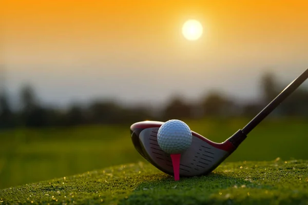 Golf sahasında golf sopalarıyla golf topları ilk kısa devre için hazır. Sabah, güzel güneş ışığıyla..                                