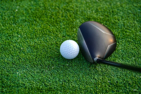 Golfbälle Auf Dem Golfplatz Mit Golfschlägern Die Der Ersten Runde — Stockfoto