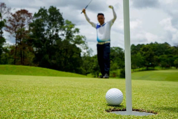 Golfista Mettendo Palla Sul Golf Verde Bagliore Lente Sul Tramonto — Foto Stock