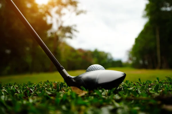 Bolas Golfe Campo Golfe Com Clubes Prontos Para Primeiro Curto — Fotografia de Stock
