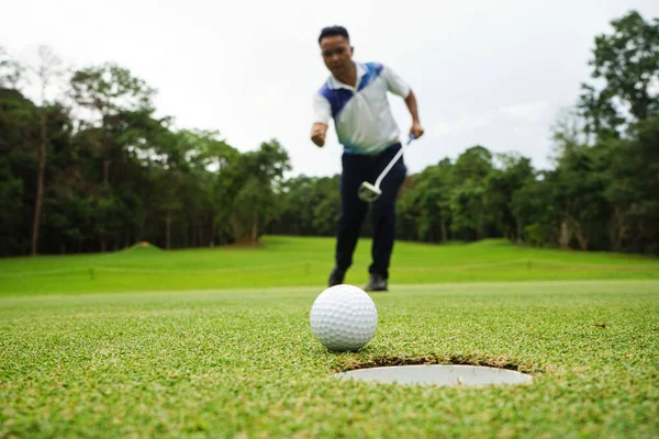 Golfçü Topu Yeşil Golfün Üstüne Koyuyor Mercek Akşam Vakti Parlıyor — Stok fotoğraf