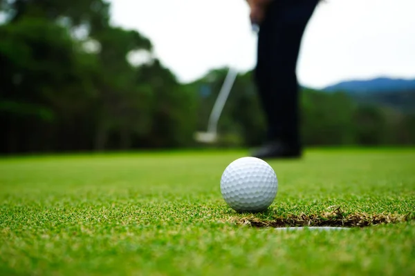 Golfista Que Põe Bola Golfe Verde Chama Lente Pôr Sol — Fotografia de Stock