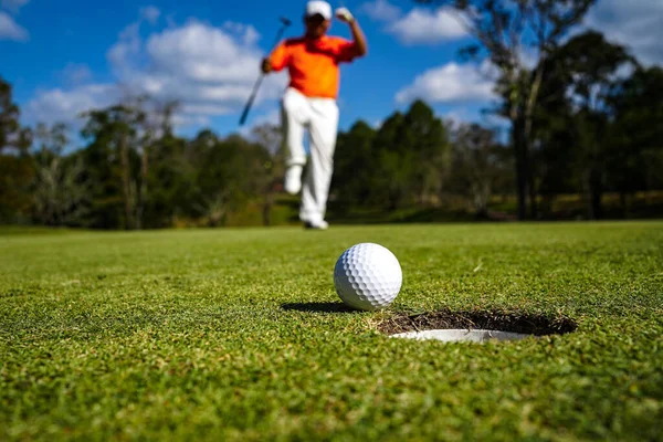 模糊的高尔夫球手在傍晚高尔夫球场打高尔夫球 日落时分 在阳光下打高尔夫的人 — 图库照片