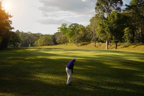 模糊的高尔夫球手在傍晚高尔夫球场打高尔夫球 日落时分 在阳光下打高尔夫的人 — 图库照片