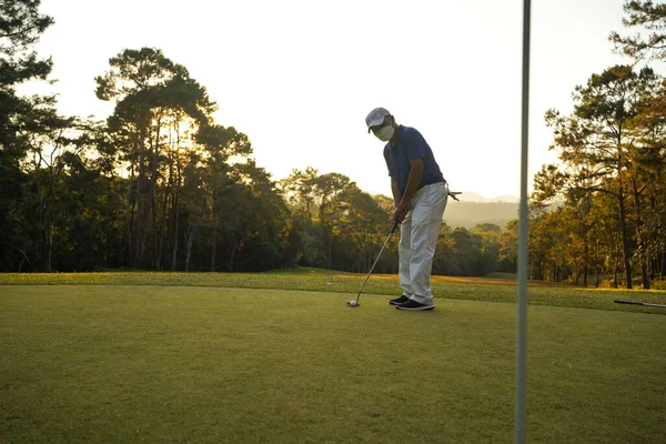 Rozmazaný Golfista Hraje Golf Večerním Golfovém Hřišti Při Západu Slunce — Stock fotografie