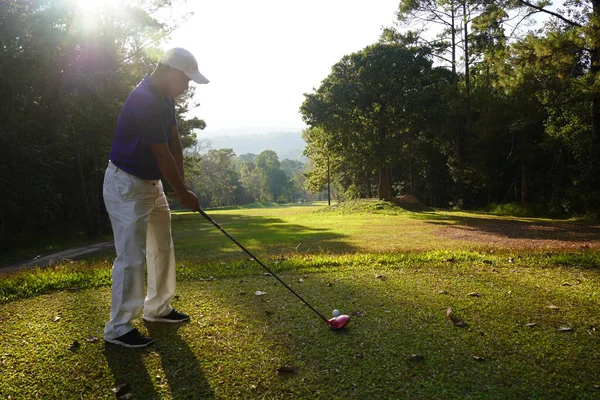 Homályos Golfozó Golfozik Esti Golfpályán Napnyugtakor Este Egy Férfi Golfozik — Stock Fotó