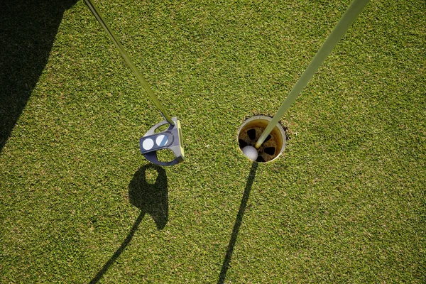 Golfista Coloca Uma Bola Golfe Buraco Com Putter Gramado Verde — Fotografia de Stock