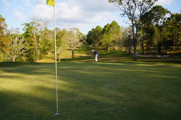 Golfista Que Põe Bola Golfe Verde Chama Lente Pôr Sol — Fotografia de Stock