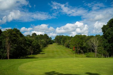 Akşam golf sahasının arka planında Tayland 'daki golf sahasında güneş ışığı var. Bir yaz öğleden sonra golf sahasında güzel bir manzara.. 