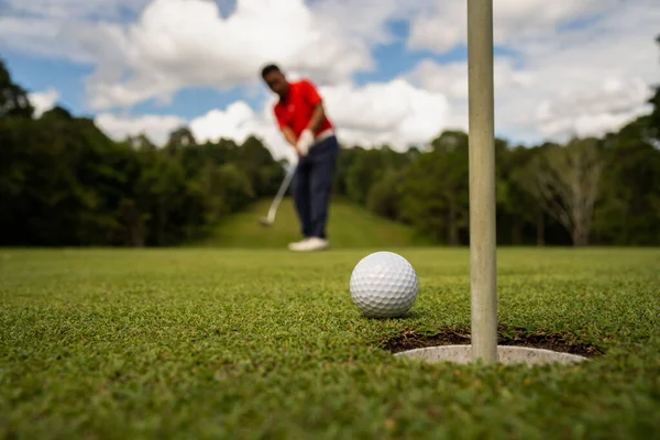 Golfista Que Põe Bola Golfe Verde Chama Lente Pôr Sol — Fotografia de Stock