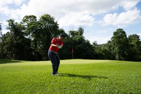 Golfare Spelar Golf Kvällsgolfbanan Solnedgången Kvällstid Man Spelar Golf Golfbana — Stockfoto