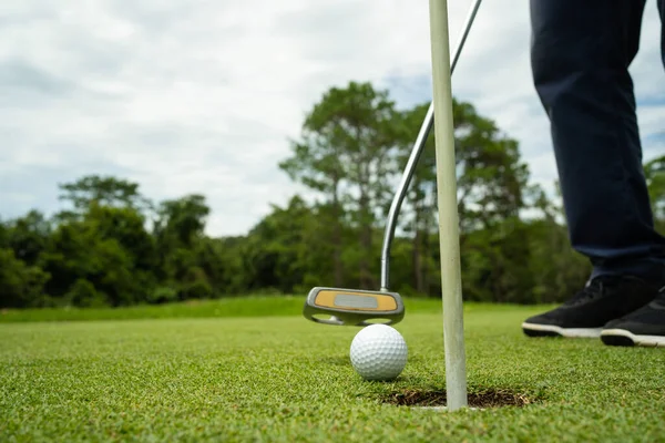 Golfista Dává Míček Zelený Golf Čočka Září Při Západu Slunce — Stock fotografie