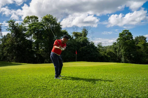 Golfer Legt Ball Auf Dem Grünen Golf Linsenschlag Bei Sonnenuntergang — Stockfoto