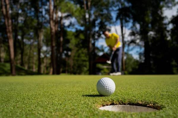 Golfeur Mettant Balle Sur Golf Vert Éclat Lentille Sur Coucher — Photo