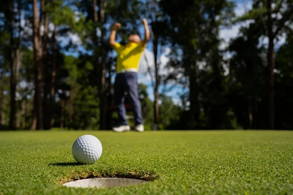 Golf Tesz Labdát Zöld Golf Lencse Fáklya Napnyugtakor Este Golflabda — Stock Fotó