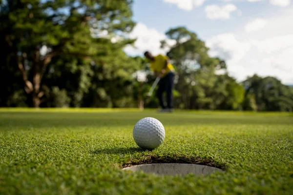 Golfista Que Põe Bola Golfe Verde Chama Lente Pôr Sol — Fotografia de Stock