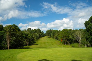 Akşam golf sahasının arka planında Tayland 'daki golf sahasında güneş ışığı var. Bir yaz öğleden sonra golf sahasında güzel bir manzara..  