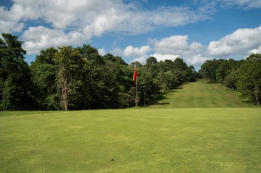 Akşam golf sahasının arka planında Tayland 'daki golf sahasında güneş ışığı var. Bir yaz öğleden sonra golf sahasında güzel bir manzara..  