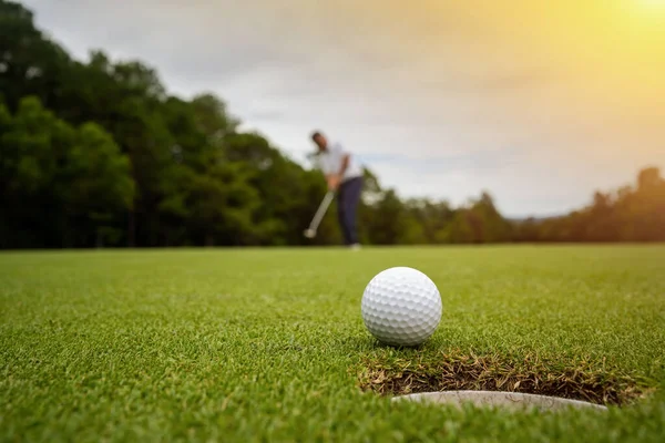 Golfer Putting Ball Green Golf Lens Flare Sun Set Evening — Stock fotografie