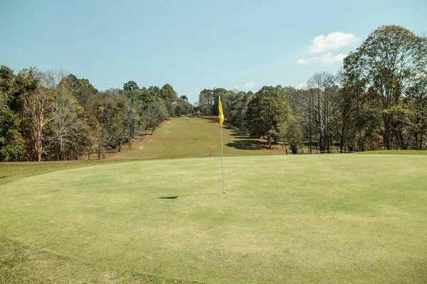 Tájkép Egy Gyönyörű Golfpálya Naplemente Vidéken Sárga Zászló Golfpályán Napkeltekor — Stock Fotó