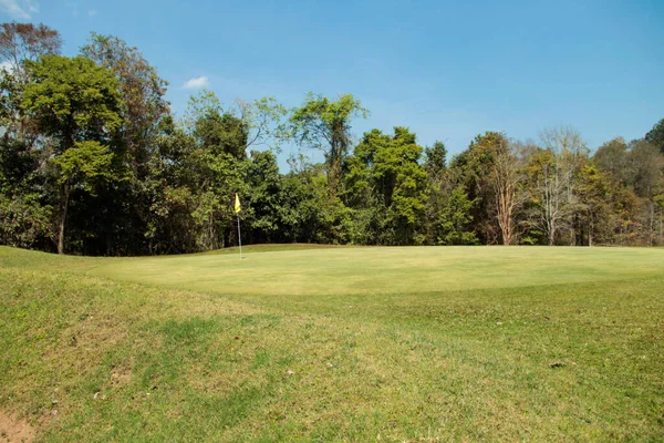 Krajobraz Pięknego Pola Golfowego Zachodzie Słońca Wsi Żółta Flaga Polu — Zdjęcie stockowe