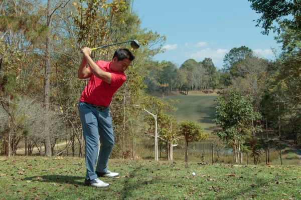 Golfçü Golf Oynuyor Yeşil Çimen Dağ Arka Planına Vuruyor Asya — Stok fotoğraf