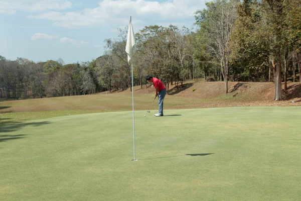 Golfer Παίζουν Γκολφ Παιχνίδι Και Χτύπημα Πάει Στο Πράσινο Γρασίδι — Φωτογραφία Αρχείου