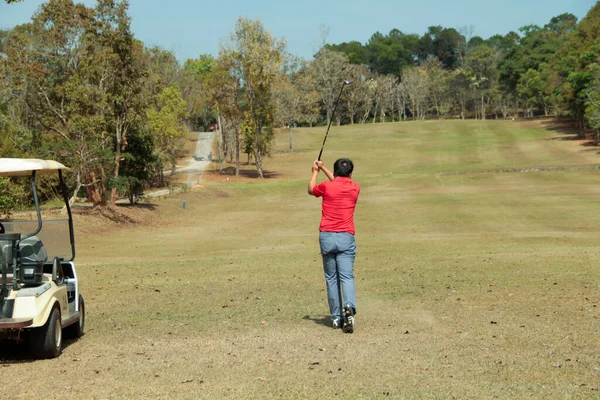 Golfista Están Jugando Golf Juego Golpeando Fondo Montaña Hierba Verde — Foto de Stock