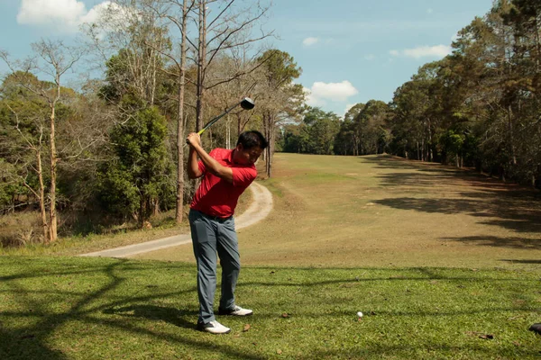 Golfista Estão Jogando Golfe Jogo Bater Fundo Montanha Grama Verde — Fotografia de Stock