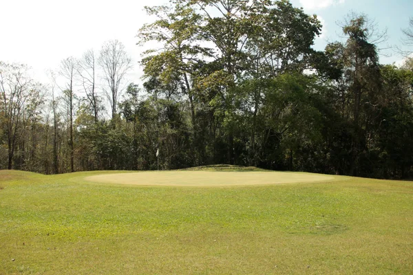 Krajina Krásného Golfového Hřiště Při Západu Slunce Venkově Žlutá Vlajka — Stock fotografie