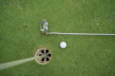 Golf topu ve golf sopası akşam golf sahasında. Tayland 'da güneş ışığı var..   