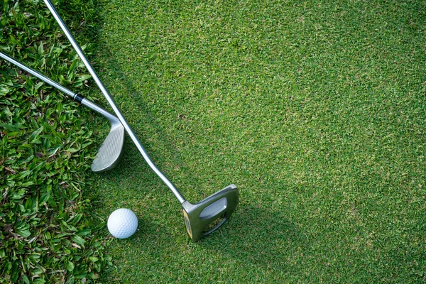 Golfschläger Und Golfbälle Auf Einem Grünen Rasen Auf Einem Schönen — Stockfoto