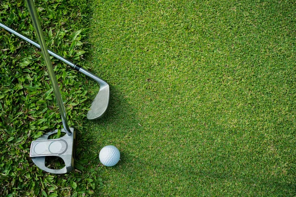 Golf Klubok Golflabdák Egy Zöld Gyepen Egy Gyönyörű Golfpályán Reggeli — Stock Fotó