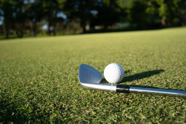 Golfklubbar Och Golfbollar Grön Gräsmatta Vacker Golfbana Med Morgonsol — Stockfoto