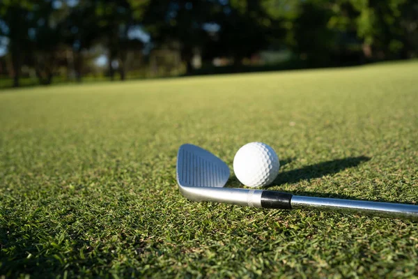 Golfclubs Golfballen Een Groen Grasveld Een Prachtige Golfbaan Met Ochtendzon — Stockfoto