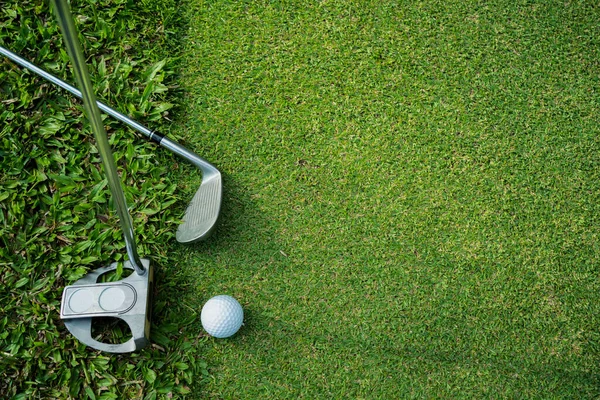 Golfclubs Golfballen Een Groen Grasveld Een Prachtige Golfbaan Met Ochtendzon Stockafbeelding